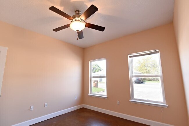 Building Photo - New Orleans Ave