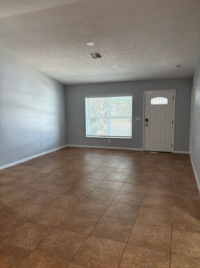 Building Photo - Beautiful 3/2 Available now!