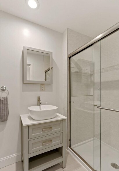 Upstairs bath - 650 Newton Pl NW