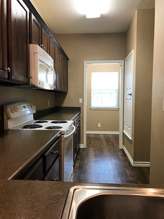 Building Photo - 4245 Castlegate Dr