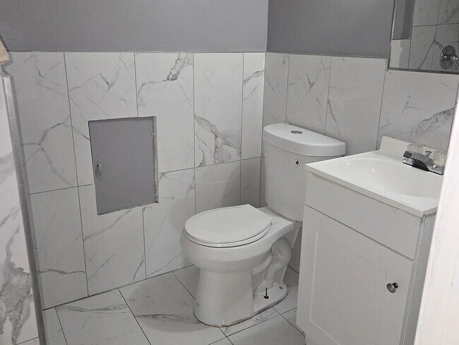 Building Photo - House for rent 4 bedroom and 2 complete bathroom, finished basement with kitchen, bathroom, parki...