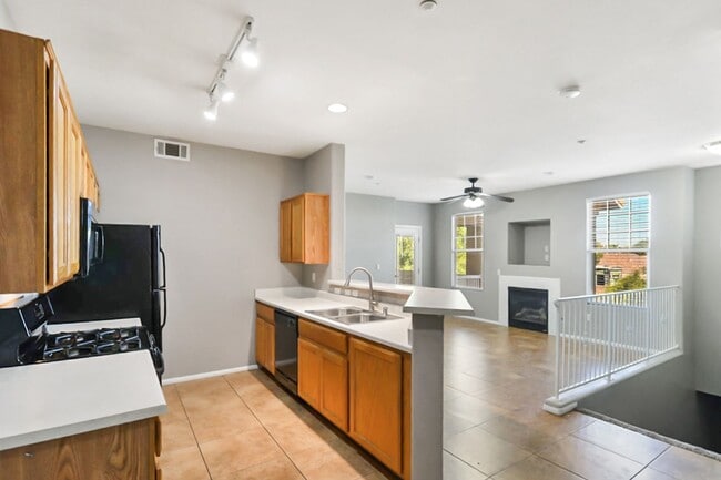 Building Photo - 3 Bedroom North Las Vegas Condo Convenient...