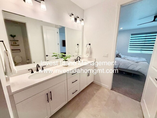Building Photo - A Home You'll Fall in Love With