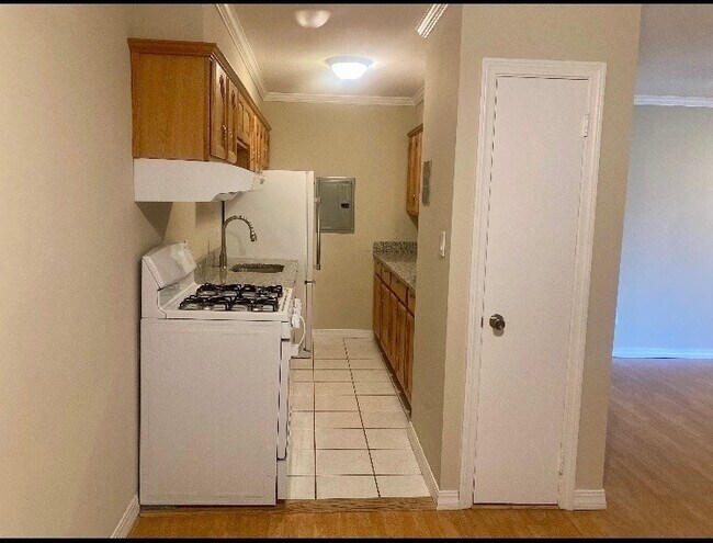 Building Photo - 10 Longwood Dr