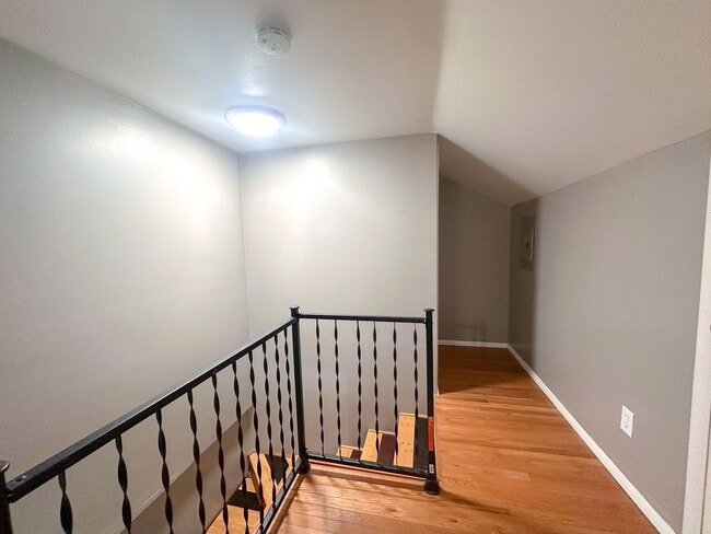 Building Photo - 3 bedroom 2 bath