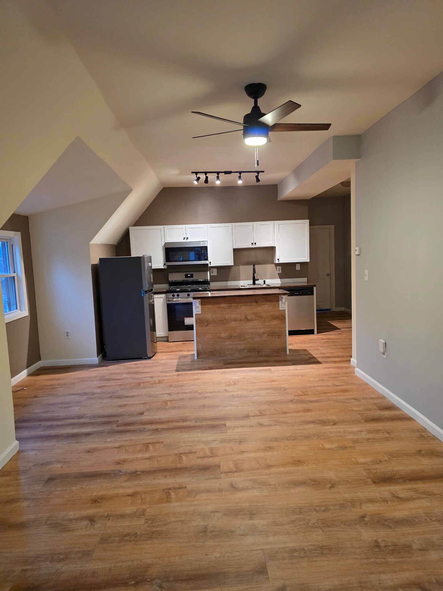 Building Photo - 5487 Hays St