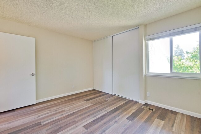 Building Photo - Reduced-Beautiful 3 bedroom 2 bath Single Family Home $4395