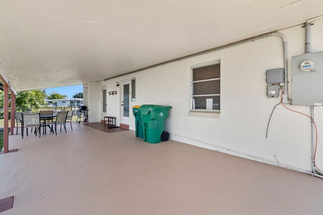 Building Photo - Furnished * AVAIL Now Through 11/1 * $1,69...