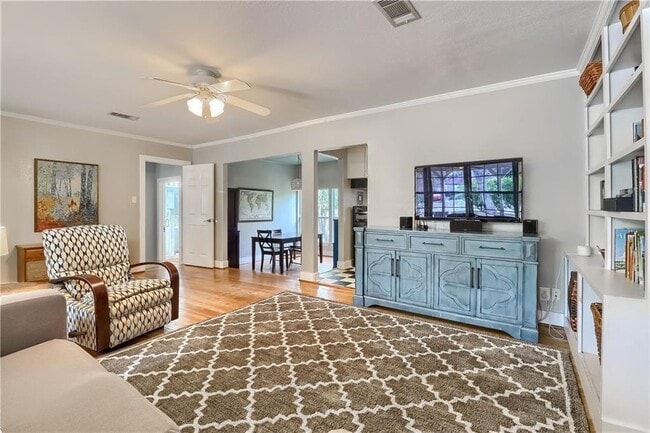 Building Photo - 1504 Hillmont St