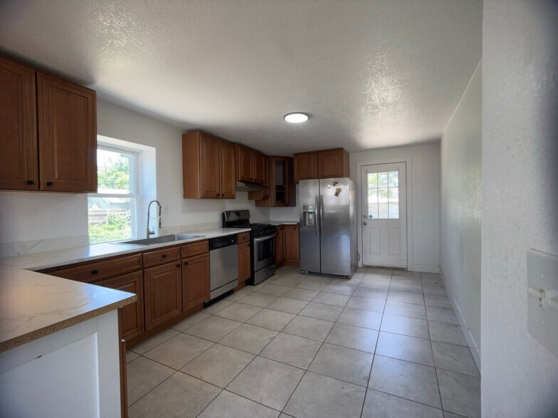 Building Photo - 4950 Milwaukee St