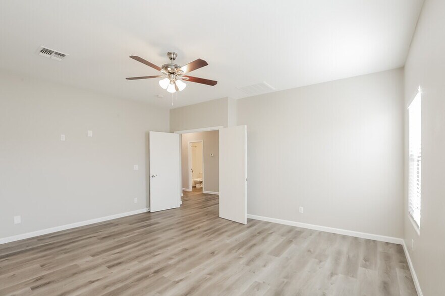 Building Photo - 261 N Valle Verde