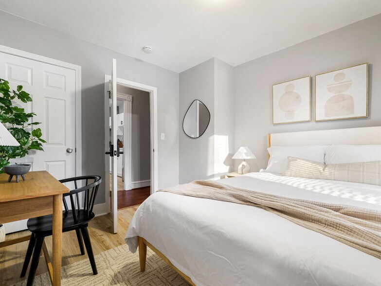 Building Photo - 168 School St