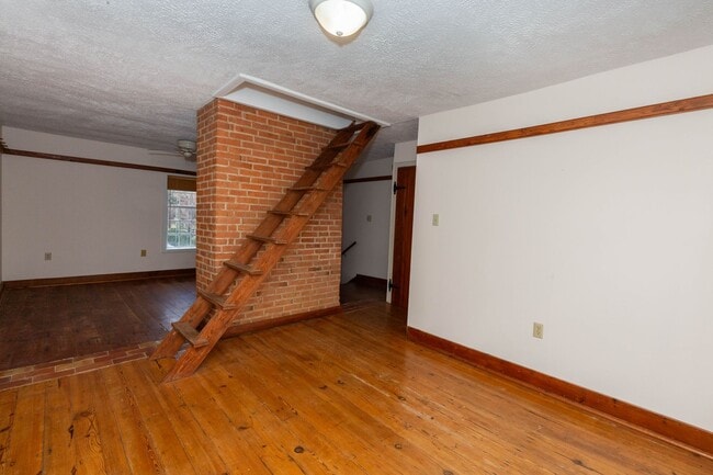 Building Photo - 562 Smithfield Ln