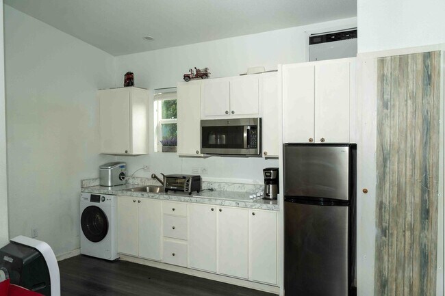 Building Photo - Stunningly Beautiful & Vintage With An ADU