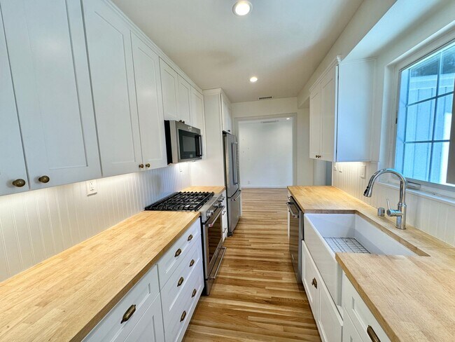 Building Photo - Bright & Modern Two-Story Home with Stunni...