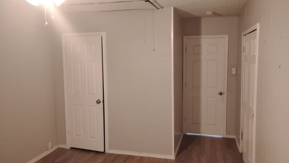 Building Photo - 211 W Huff Ave