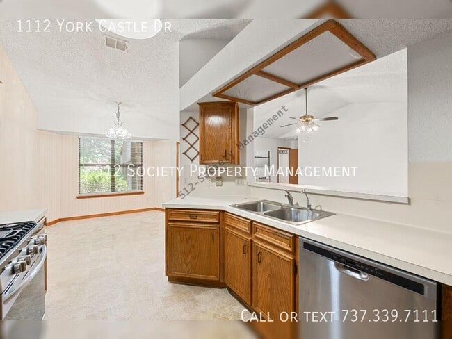 Building Photo - 1112 York Castle Dr