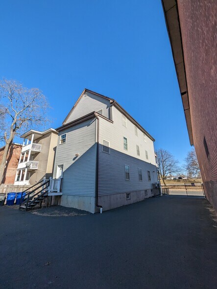Building Photo - 17 Williams St
