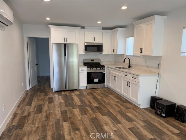 Building Photo - 523 W 78th St