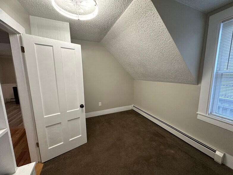 Building Photo - 17 Central St