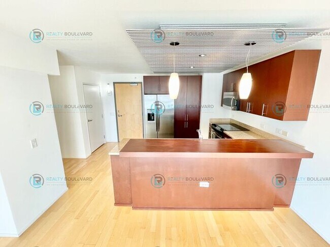Building Photo - Modern 1 Bedroom 1 Bath Luxury Condo at Th...