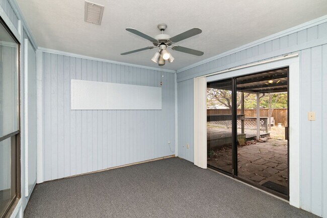 Building Photo - *Cozy Corner Home*