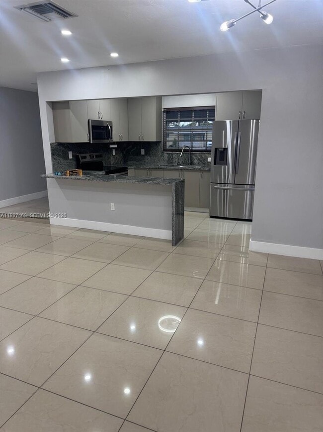 Building Photo - 7541 Miramar Pkwy