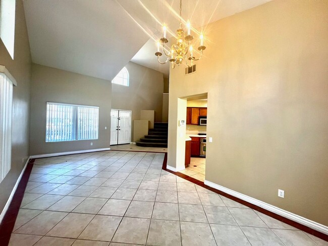 Building Photo - **3 Bedroom + Den & 3 bathroom Pool Home w...