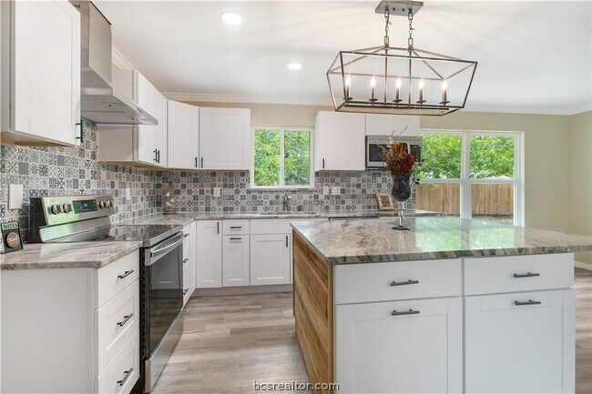 Building Photo - 904 Westview Cir
