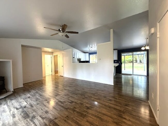 Building Photo - Spacious living with city access 3 bed 2 bath rambler!
