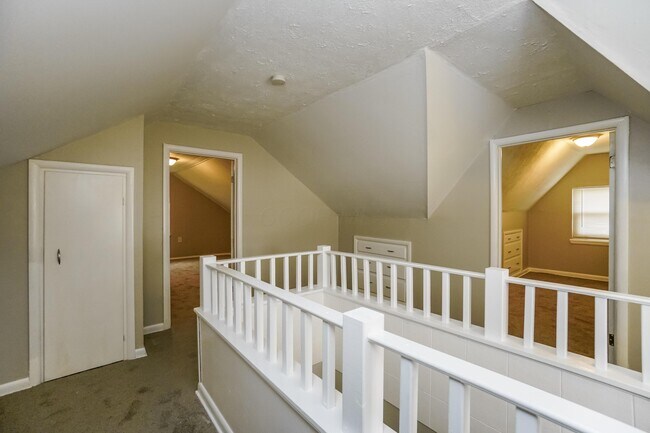 Building Photo - 1646 Oakwood Ave