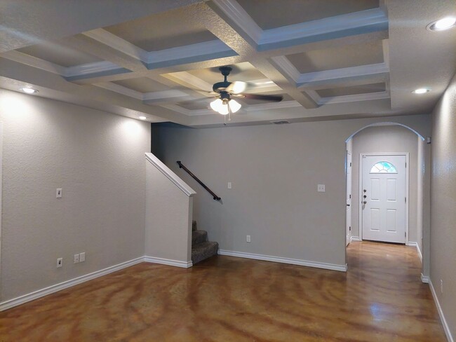 Building Photo - $300 OFF Move IN!! Beautiful townhome! 3 B...