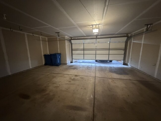 Building Photo - 2 Level Townhome in Maple Grove!