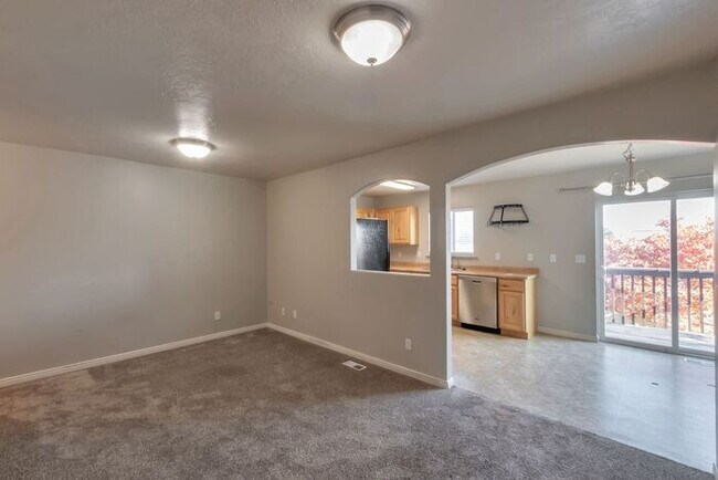 Building Photo - Stunning Saratoga Springs Townhome