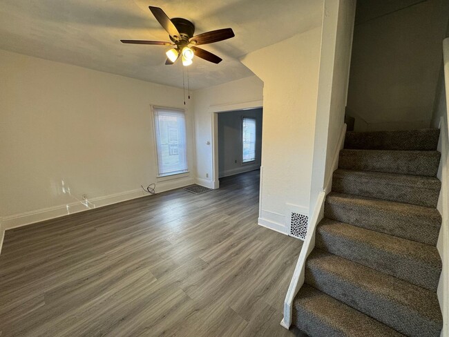 Building Photo - 2 Bedroom 1 Bathroom Duplex in Beloit, WI