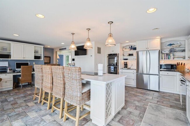 Building Photo - 90 Macomber Ln