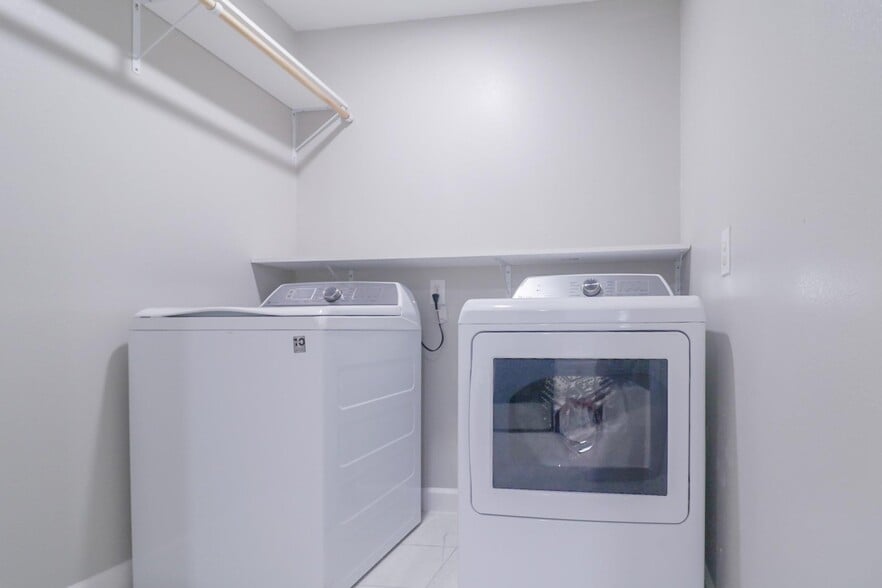 Building Photo - 6150 Ridgeway Dr