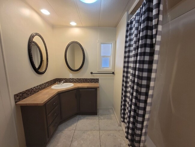 Building Photo - Comfortable Richland Home with Large Yard ...