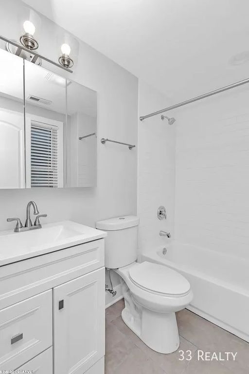 Building Photo - Renovated 2 bedroom 2 bath (June 1st) - Pilsen!