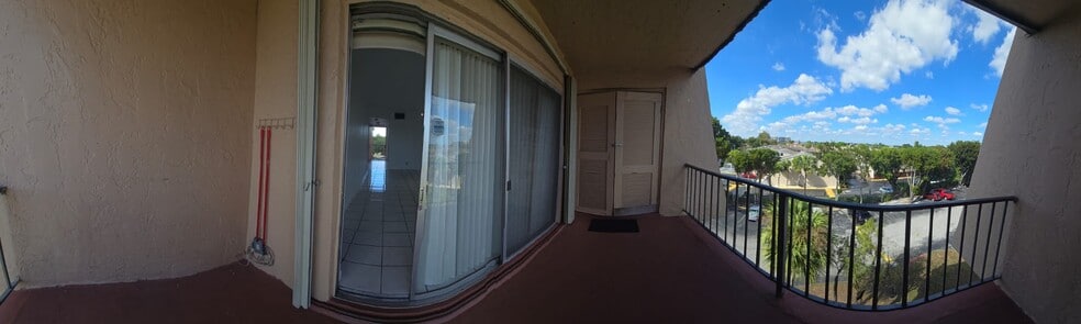 Building Photo - 13707 Kendale Lakes Cir