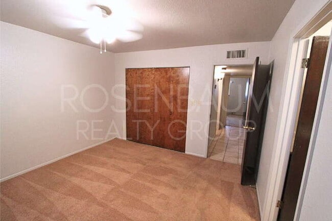 Building Photo - 1008 N Pueblo Dr