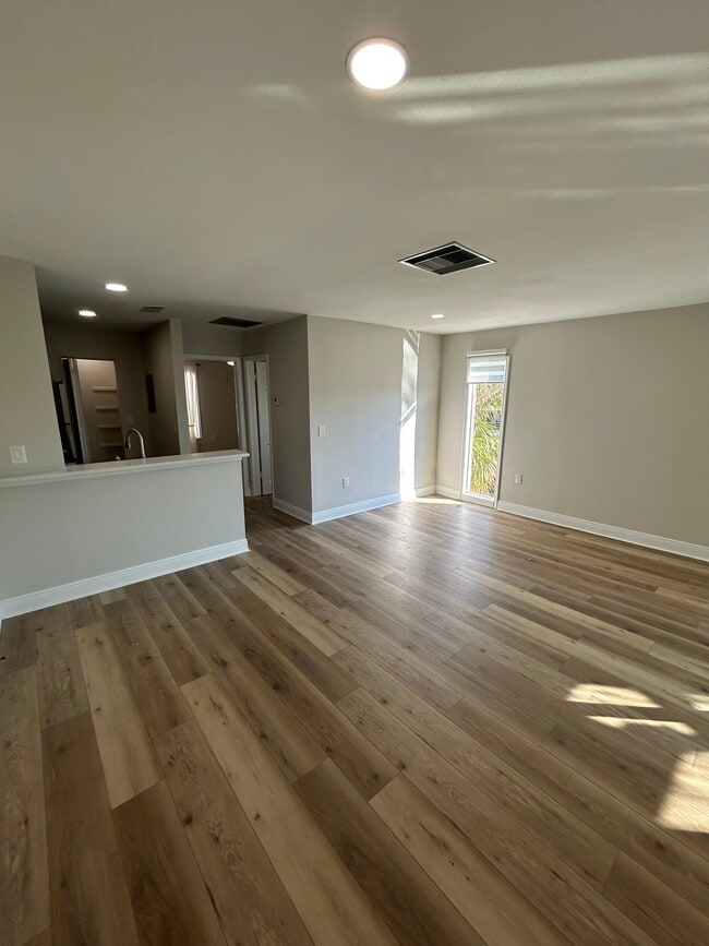 Building Photo - 3848 N Lake Dr