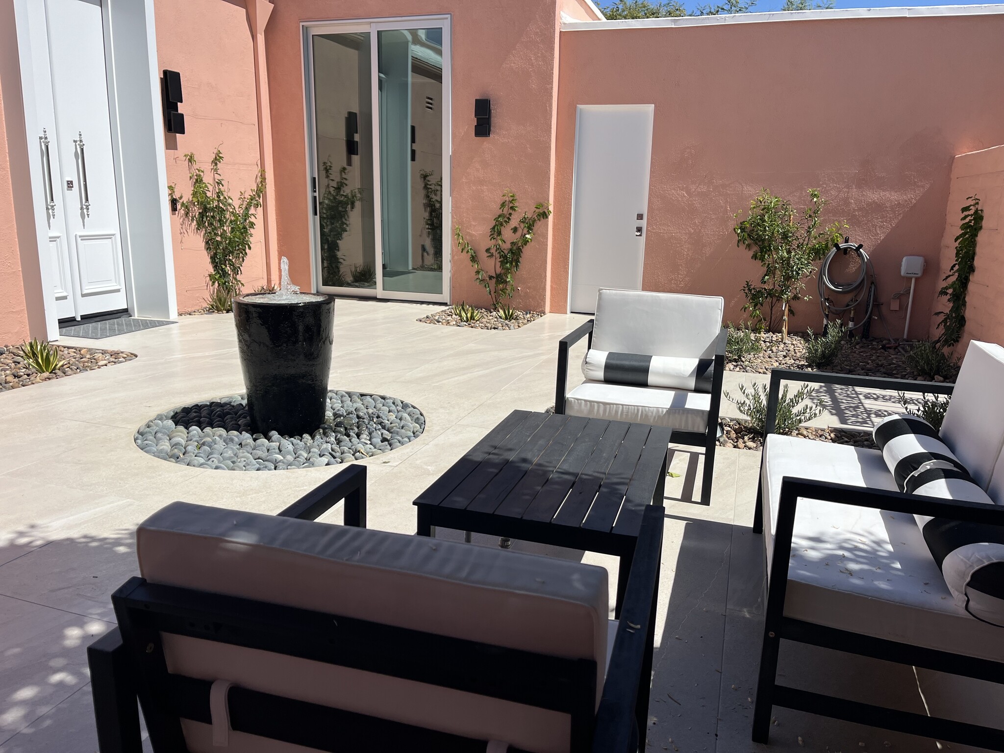 Front entry courtyard w/fountain - 47094 El Menara Cir