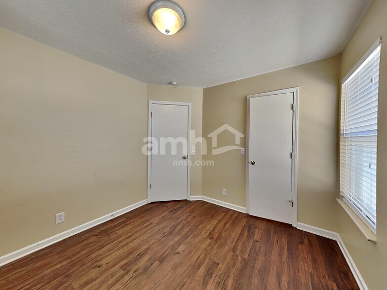 Building Photo - 1212 Wembley Dr