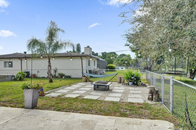 Building Photo - 22335 Boulder St