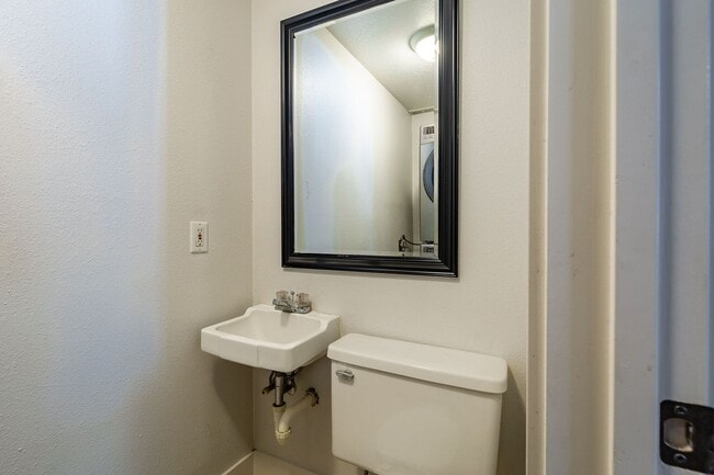 Building Photo - Newly Renovated 2 Bed 1.5 Bath Townhouse