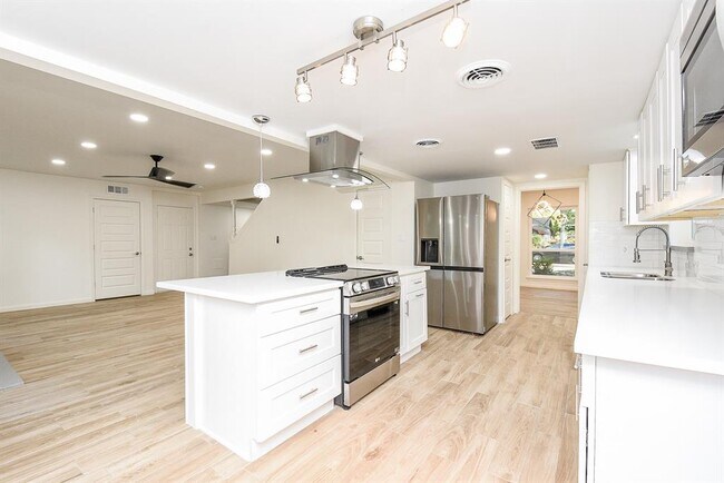 Building Photo - 1010 Woodchurch Ln