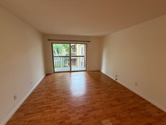 Building Photo - 2 Bed, 1 Bath Upstairs Condo with Private ...