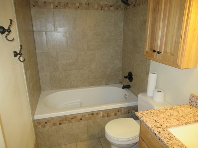 Building Photo - 6154 Colony Cir