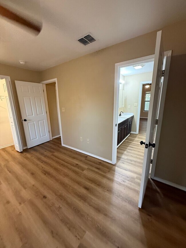Building Photo - NEW ON MARKET